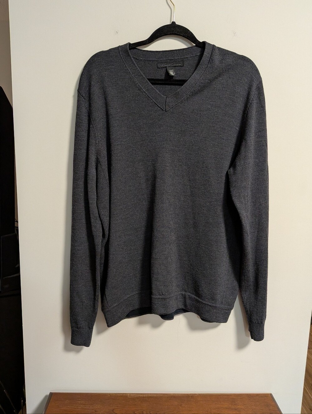 Kenneth Cole Men's V-Neck Wool  Sweater  Charcoal Gray. Size Large. EUC Like New